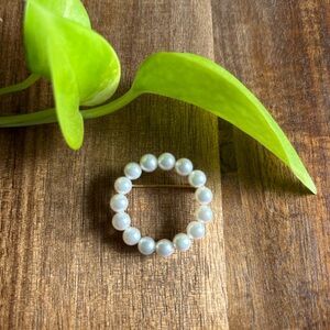 Elegant 14k Gold Pearl Brooch